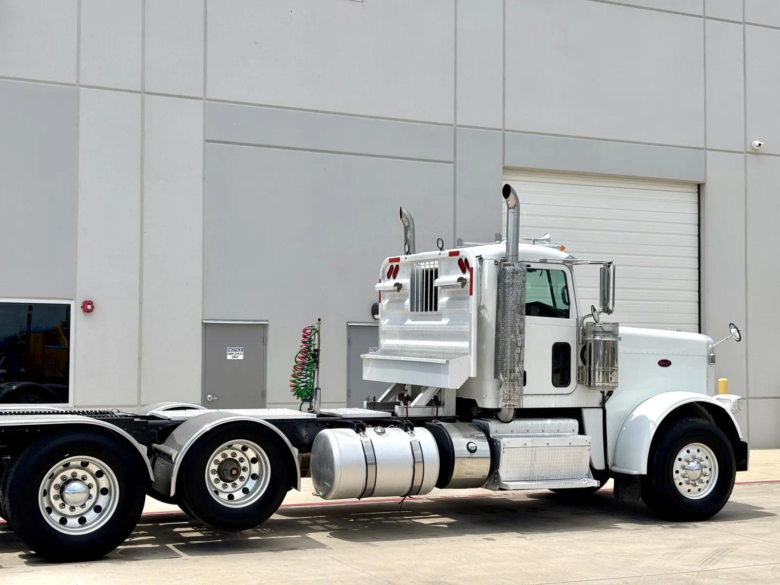 2012 Peterbilt 388 in Hutchins, TX — photo 7