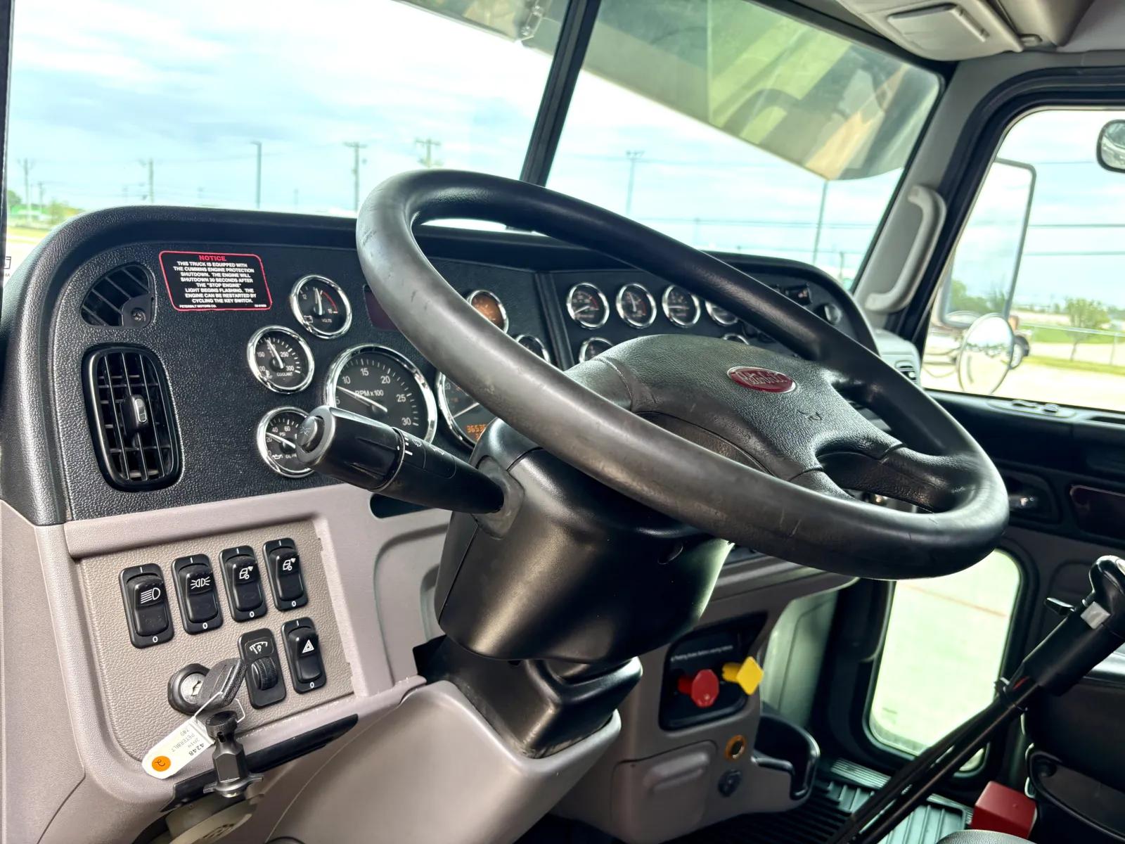 2019 Peterbilt 389 in Hutchins, TX — photo 15
