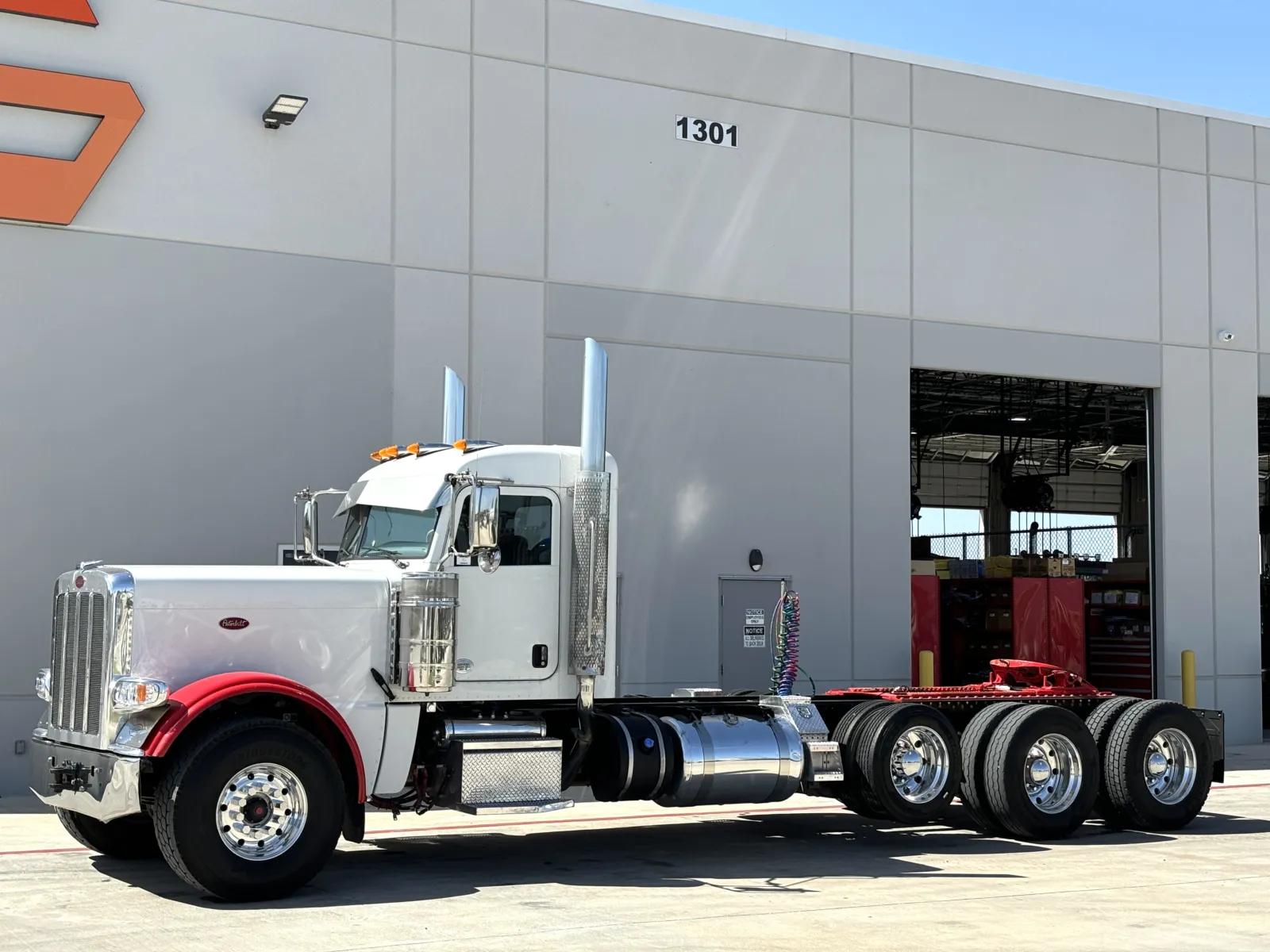 2019 Peterbilt 389 in Hutchins, TX — photo 2