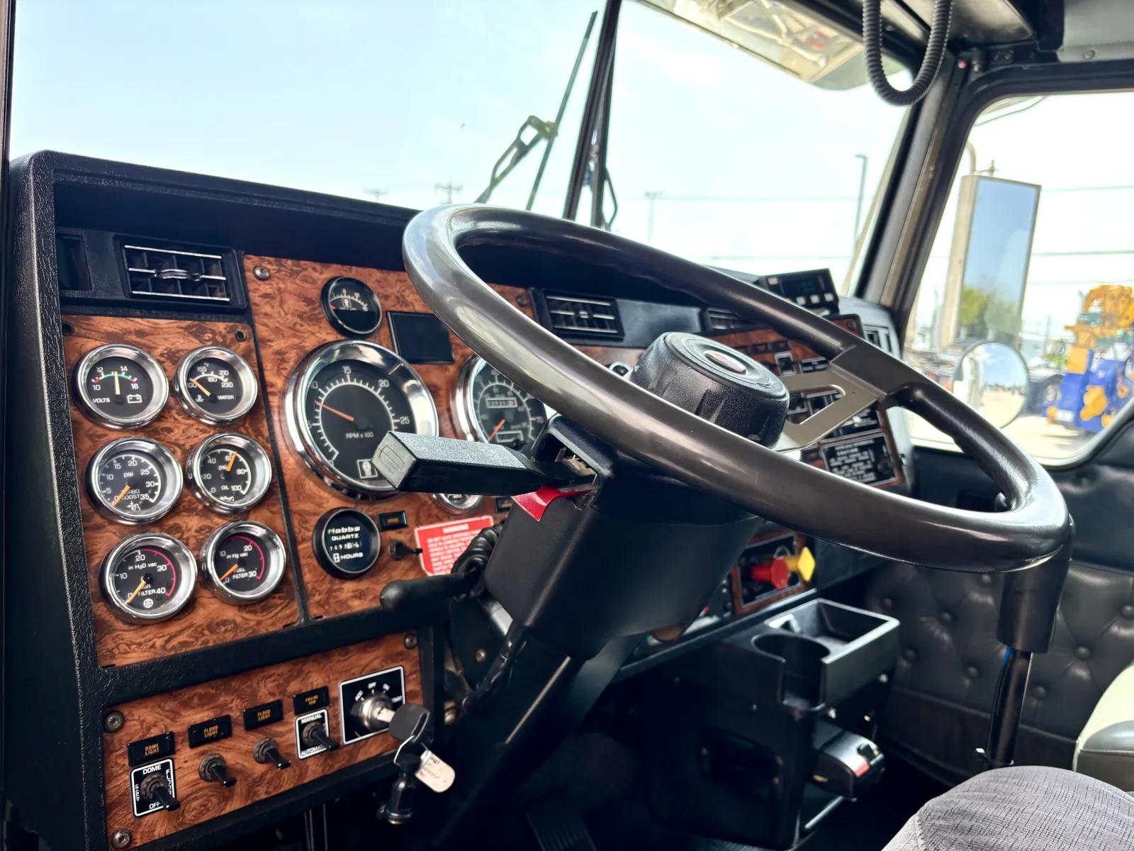 2001 Kenworth T800 in Hutchins, TX — photo 15