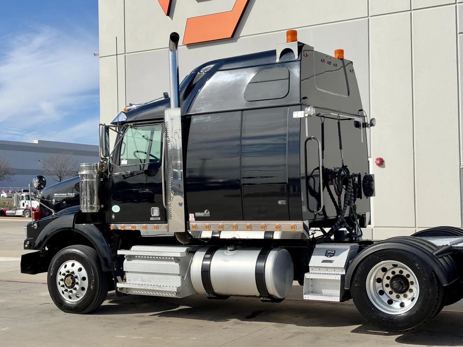 2021 Western Star 4900 in Hutchins, TX — photo 8