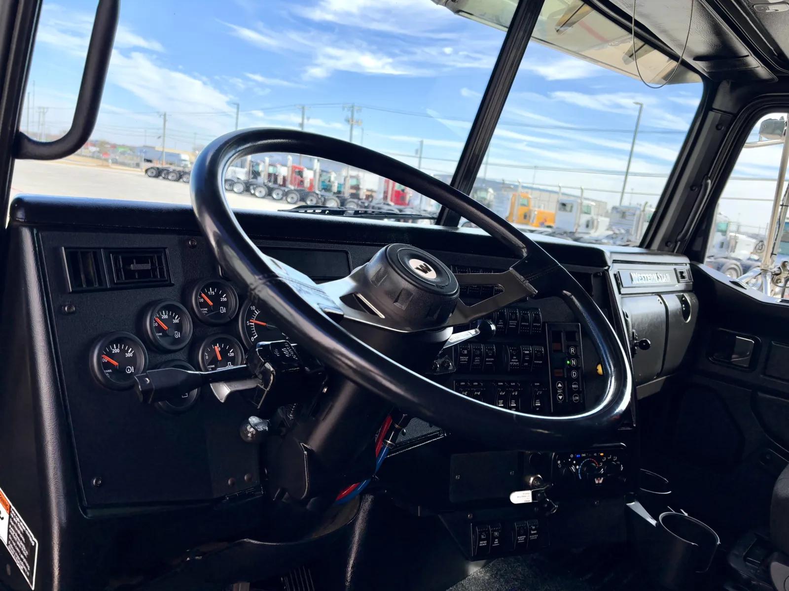 2021 Western Star 4900 in Hutchins, TX — photo 15
