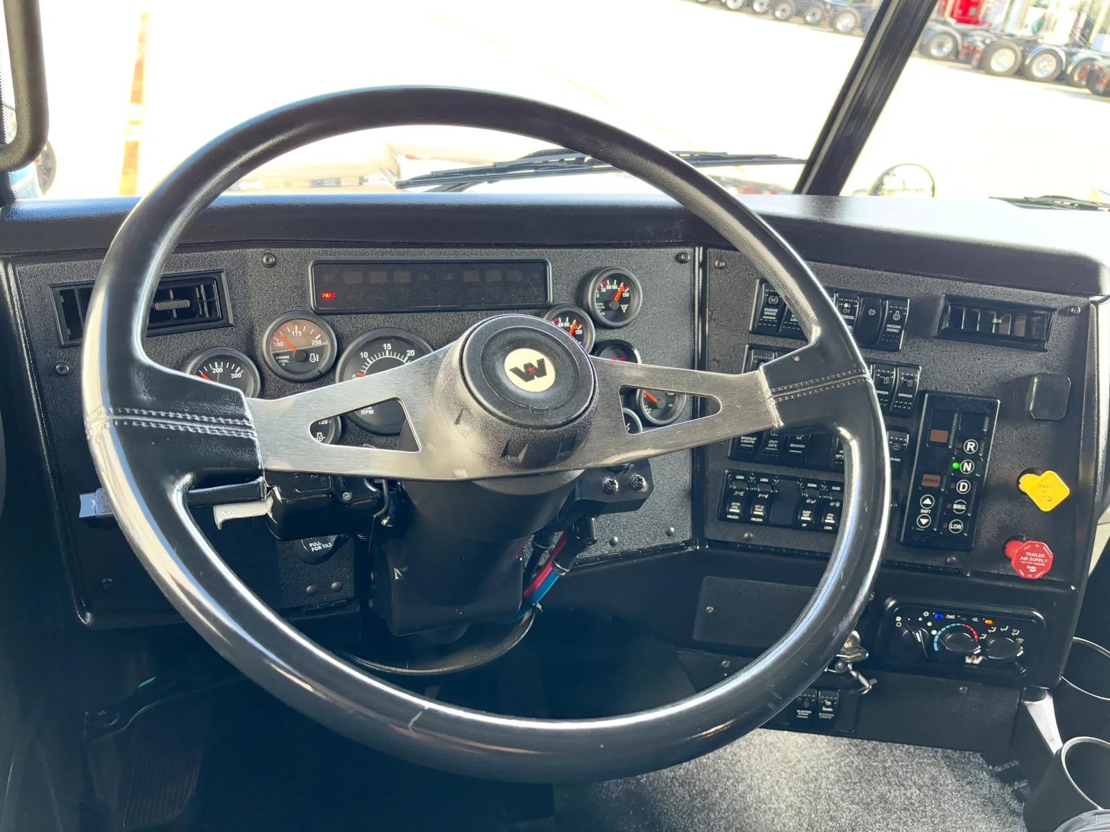 2021 Western Star 4900 in Hutchins, TX — photo 16