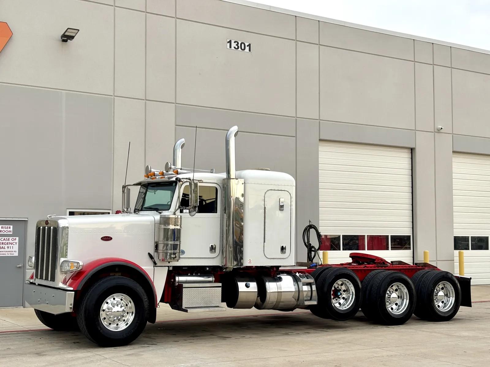 2021 Peterbilt 389 in Hutchins, TX — photo 2