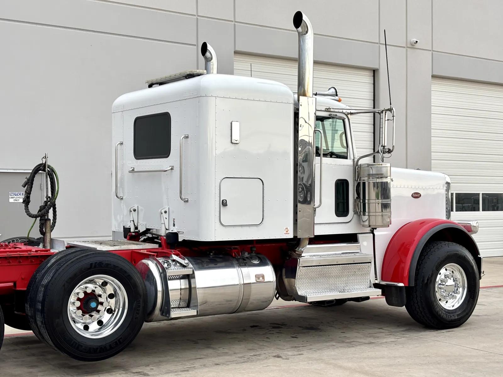 2021 Peterbilt 389 in Hutchins, TX — photo 7