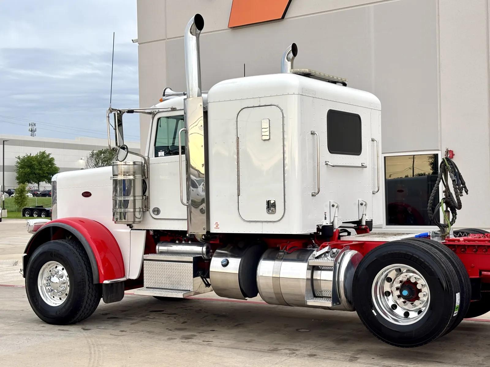 2021 Peterbilt 389 in Hutchins, TX — photo 8
