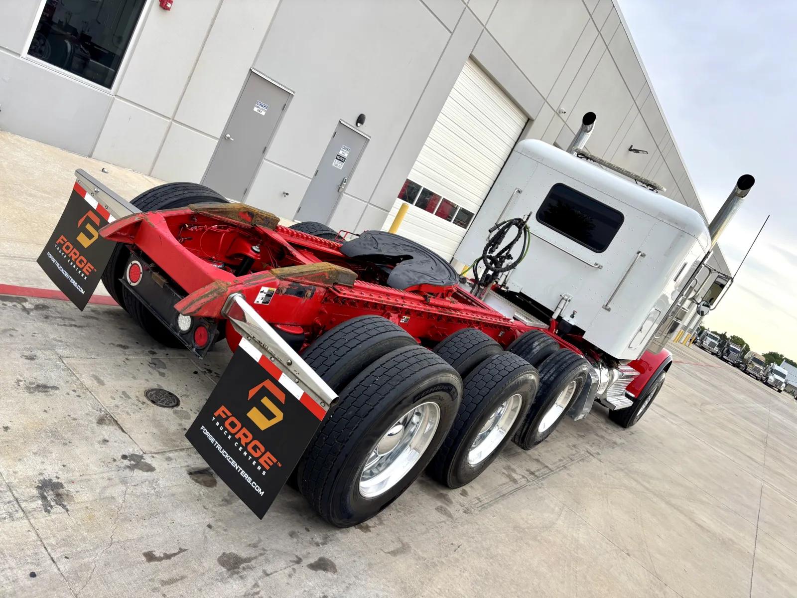 2021 Peterbilt 389 in Hutchins, TX — photo 11