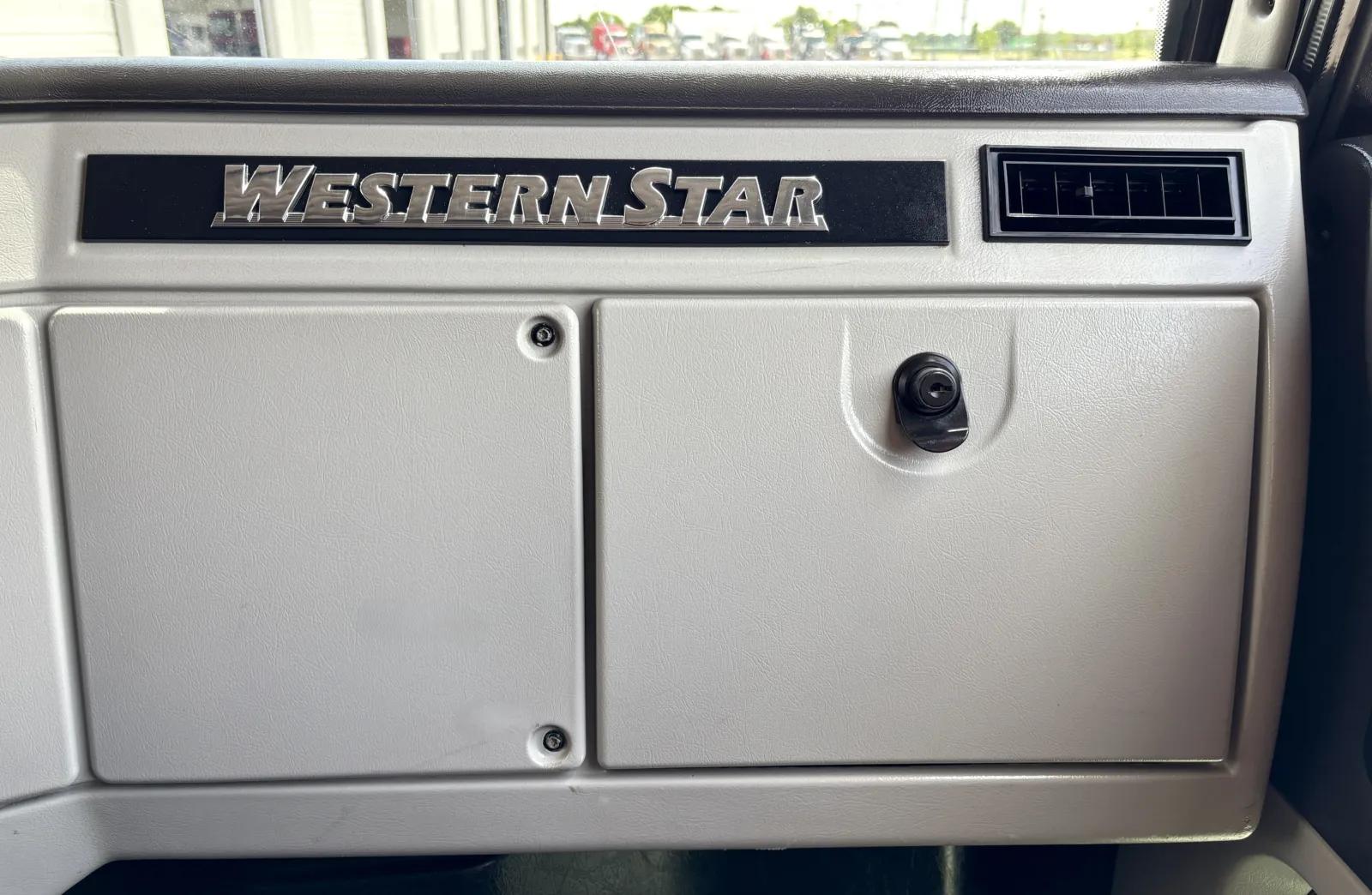 2015 Western Star 4900 in Hutchins, TX — photo 18