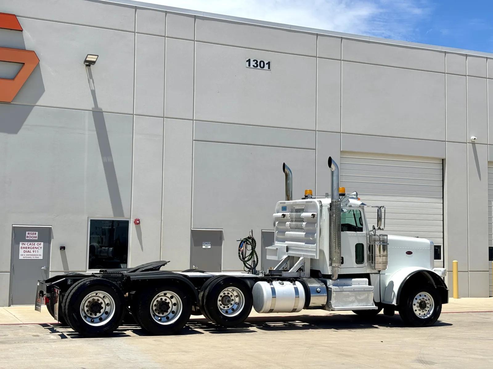 2015 Peterbilt 389 in Hutchins, TX — photo 5