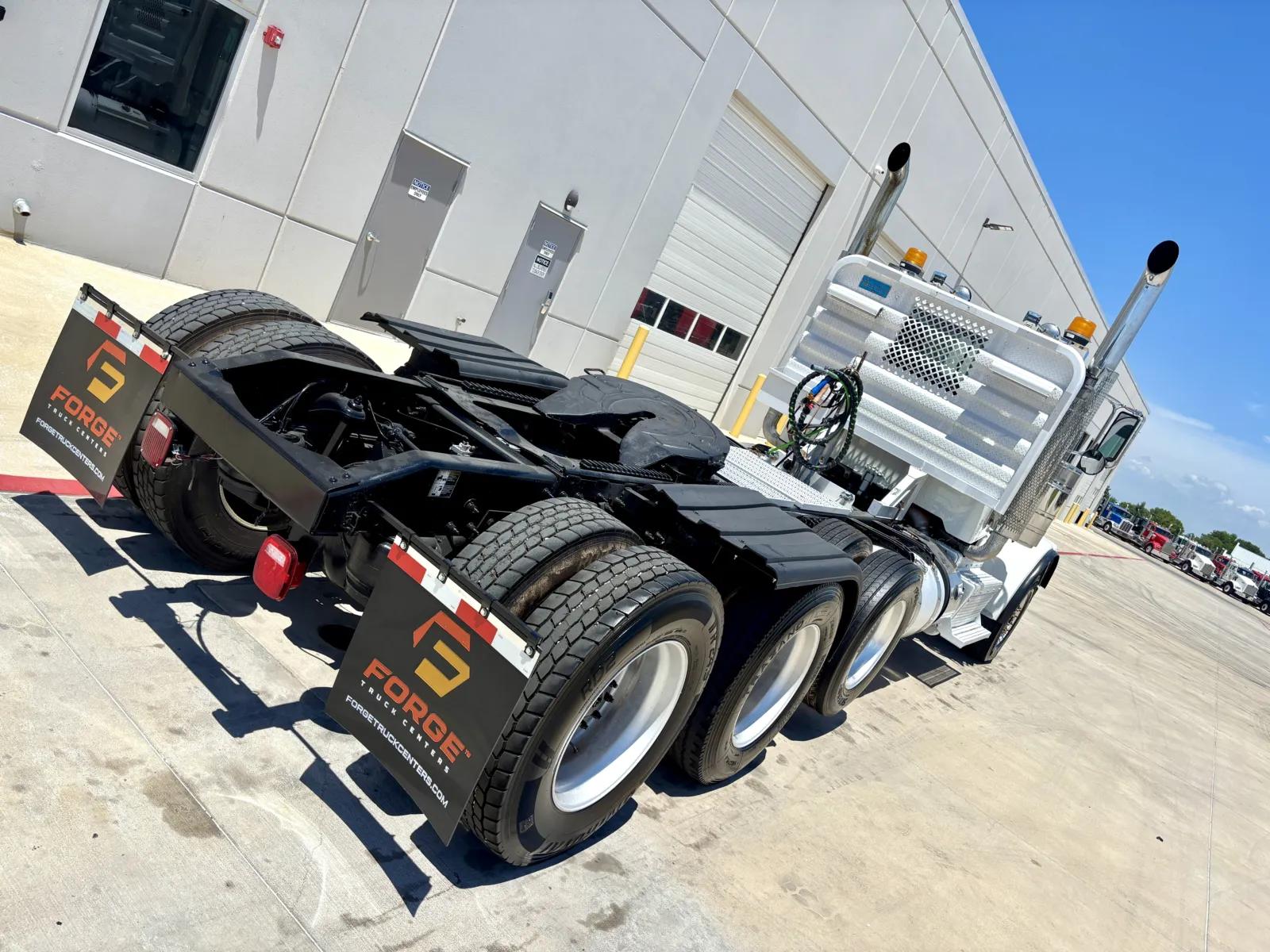 2015 Peterbilt 389 in Hutchins, TX — photo 11
