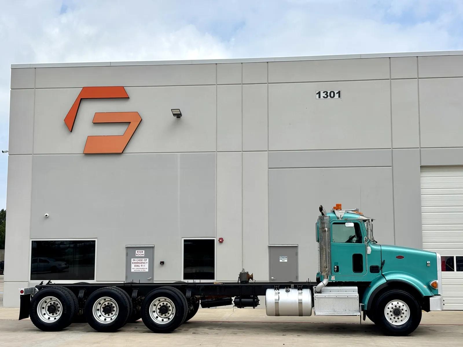 2013 Peterbilt 365 in Hutchins, TX — photo 3
