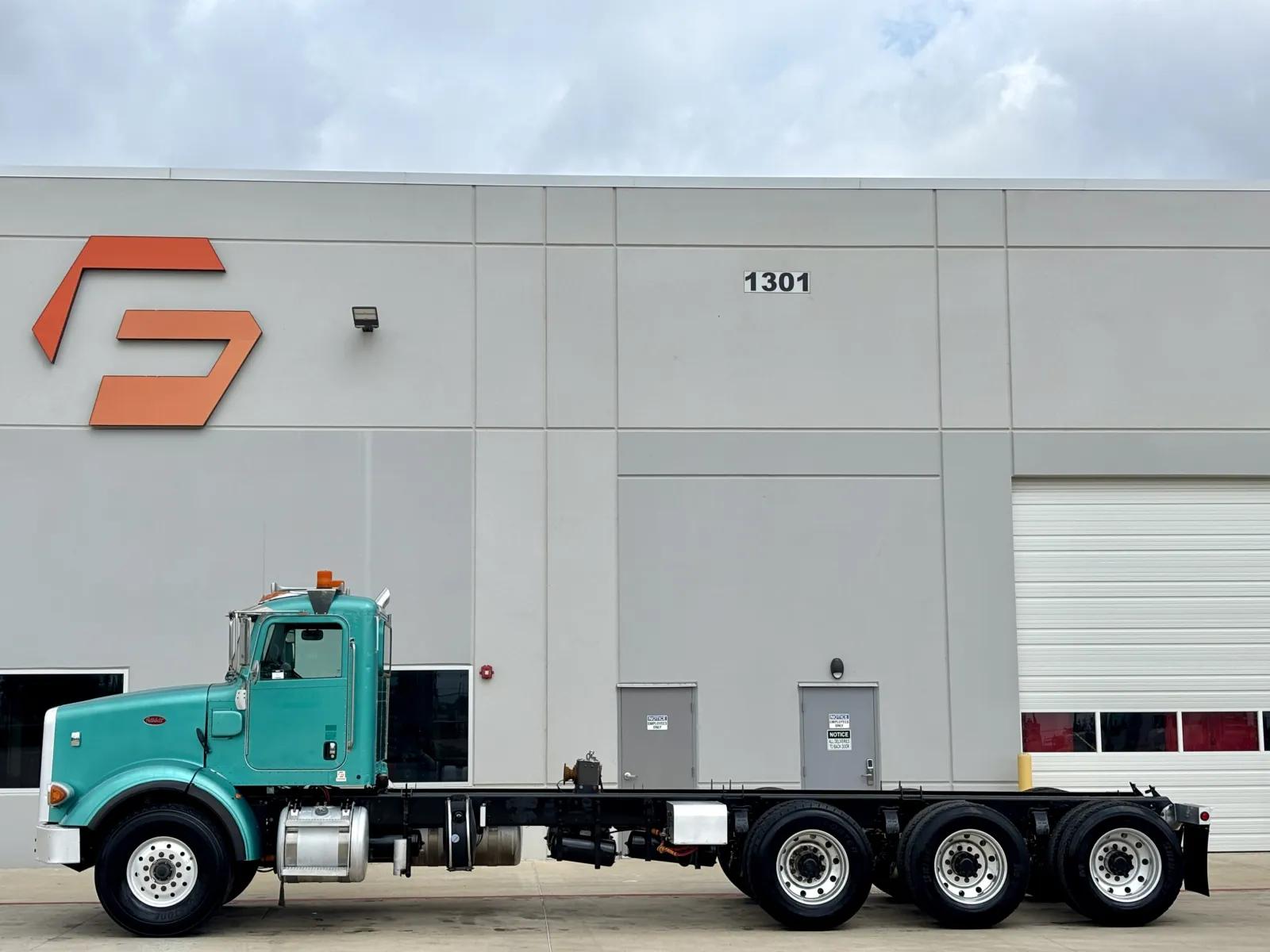 2013 Peterbilt 365 in Hutchins, TX — photo 4
