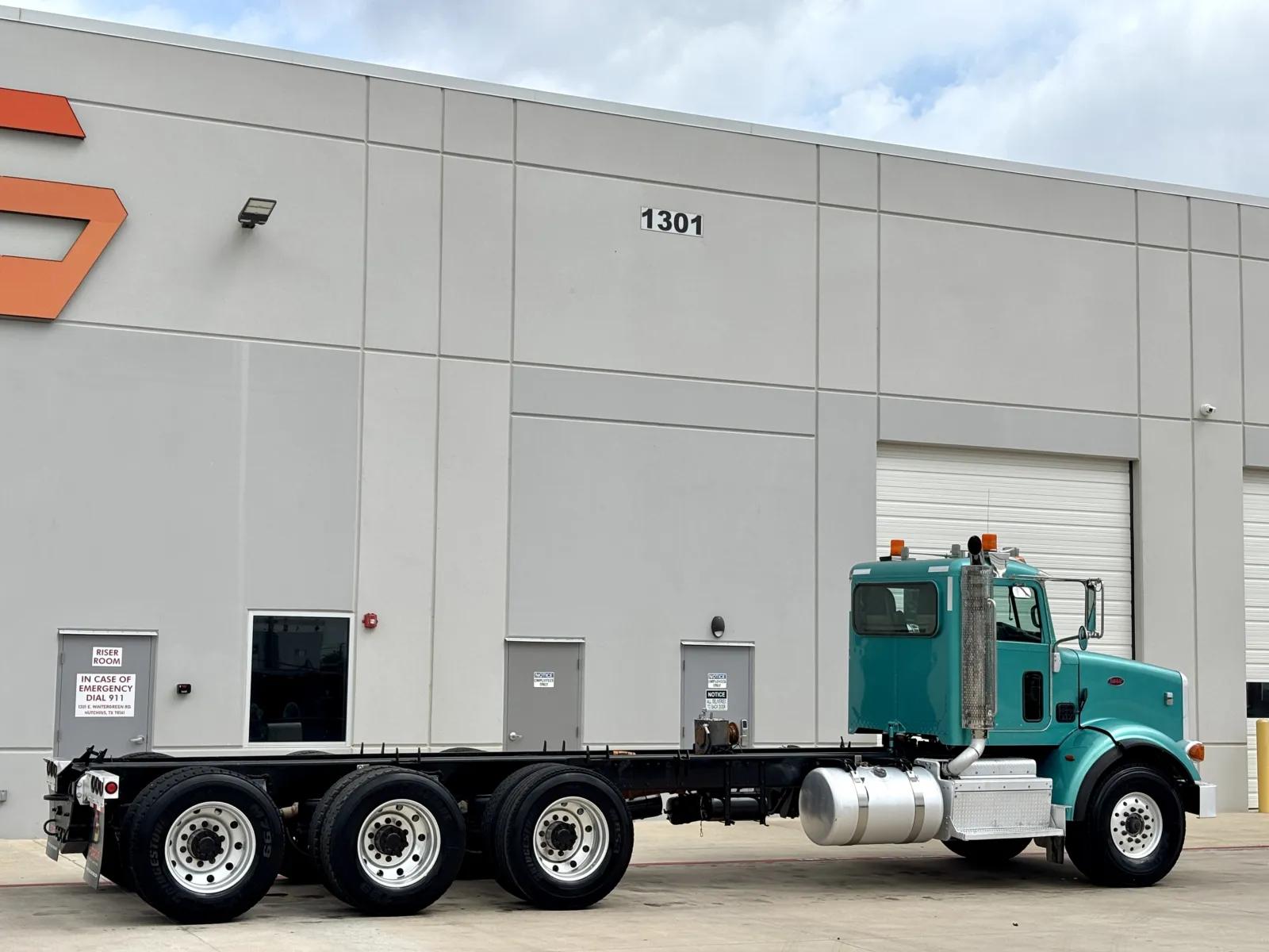 2013 Peterbilt 365 in Hutchins, TX — photo 5