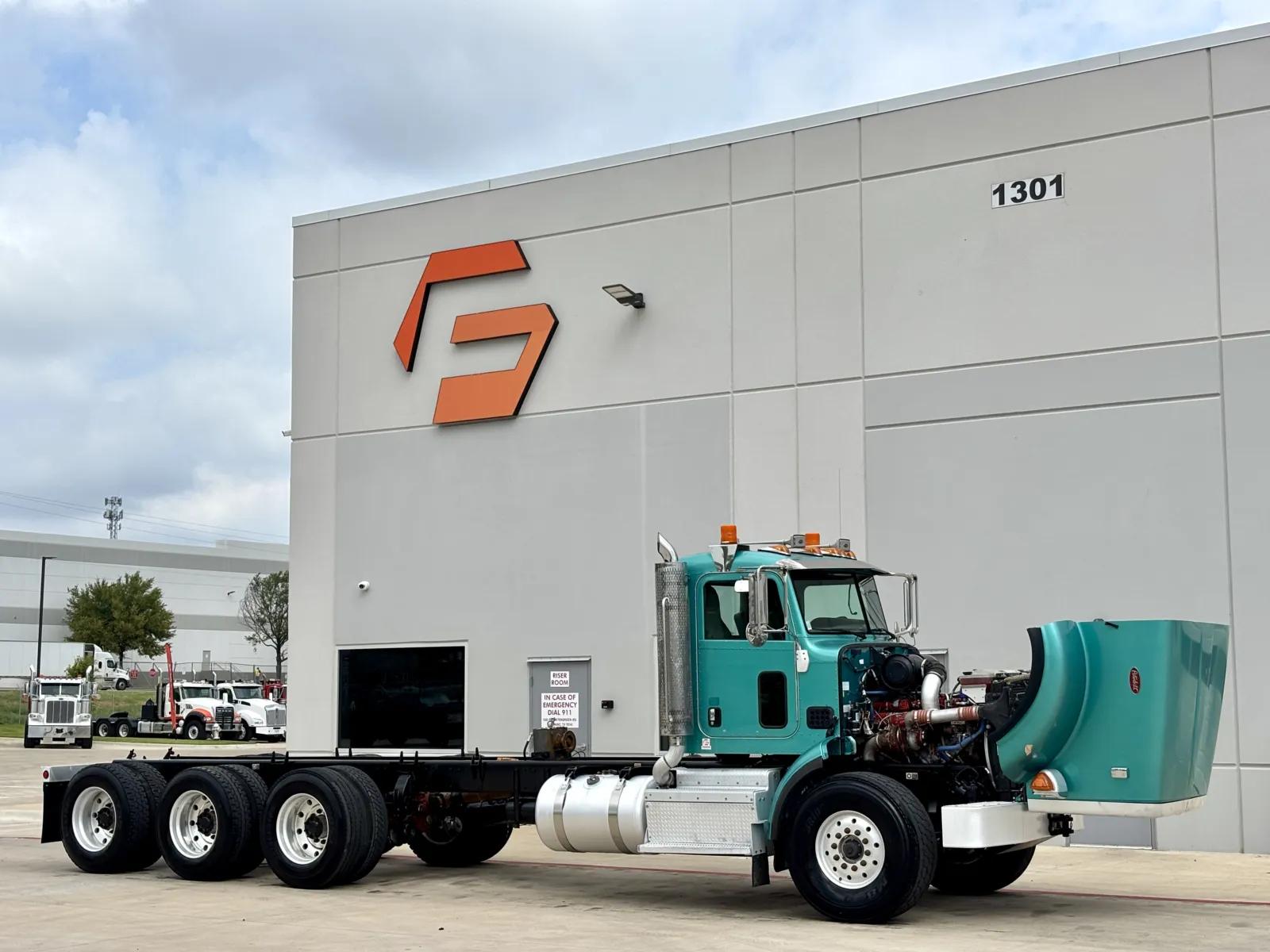 2013 Peterbilt 365 in Hutchins, TX — photo 9