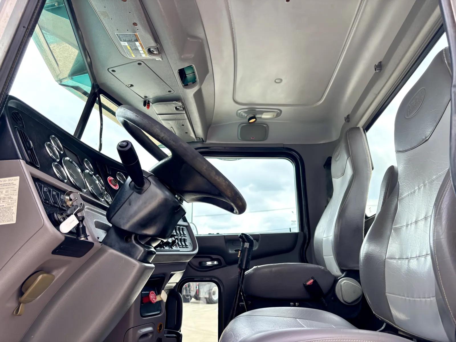 2013 Peterbilt 365 in Hutchins, TX — photo 14