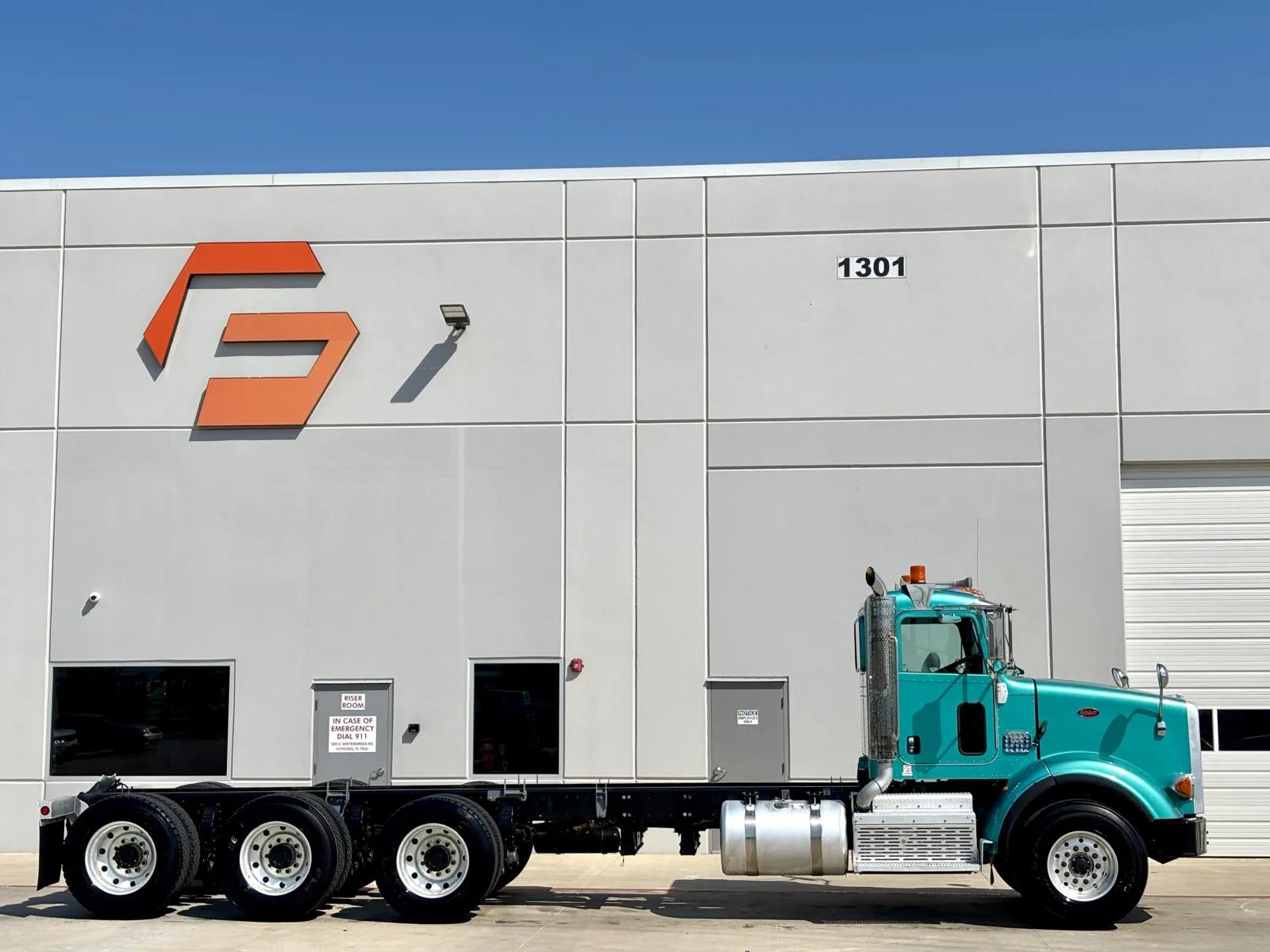 2014 Peterbilt 365 in Hutchins, TX — photo 3
