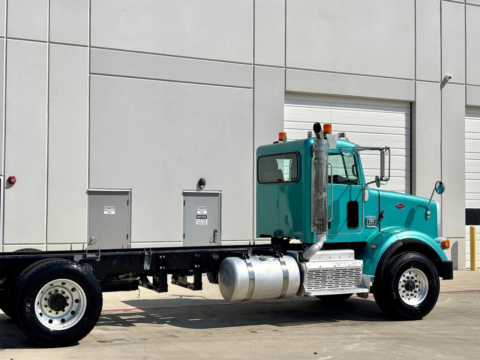 2014 Peterbilt 365 in Hutchins, TX — photo 7