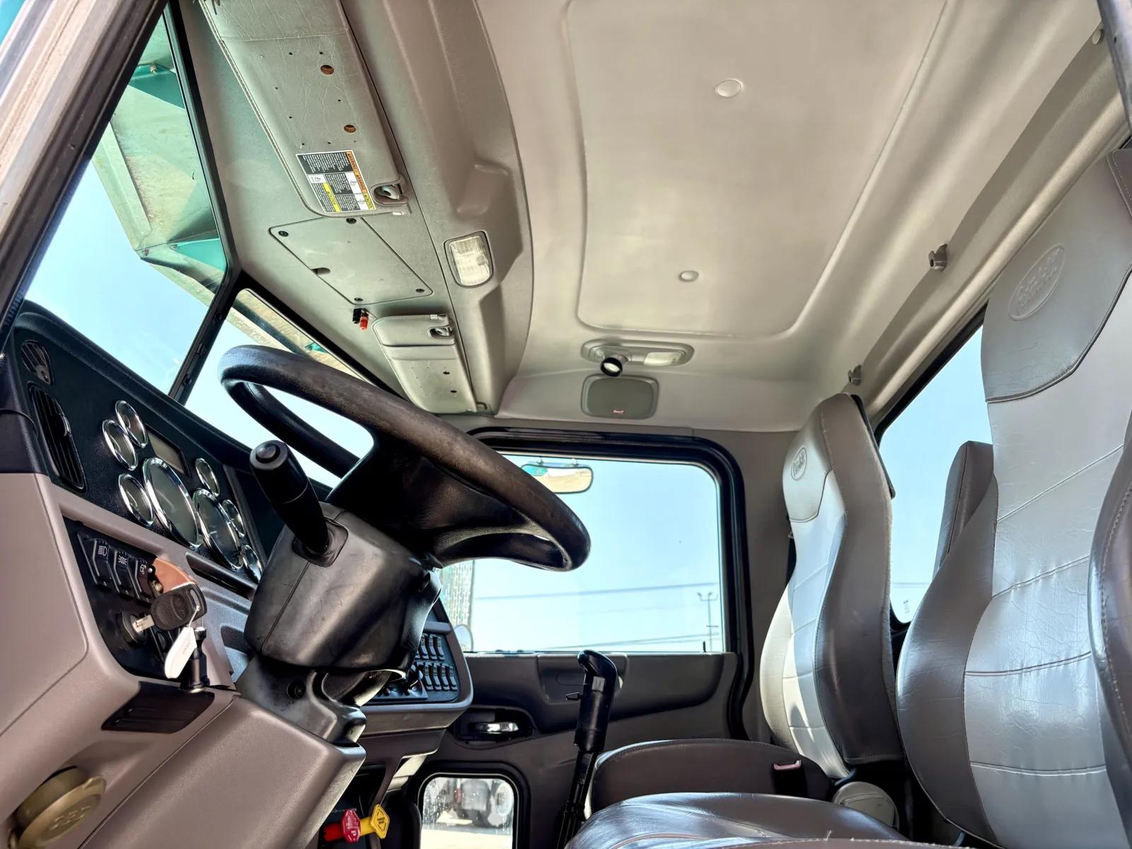 2014 Peterbilt 365 in Hutchins, TX — photo 14