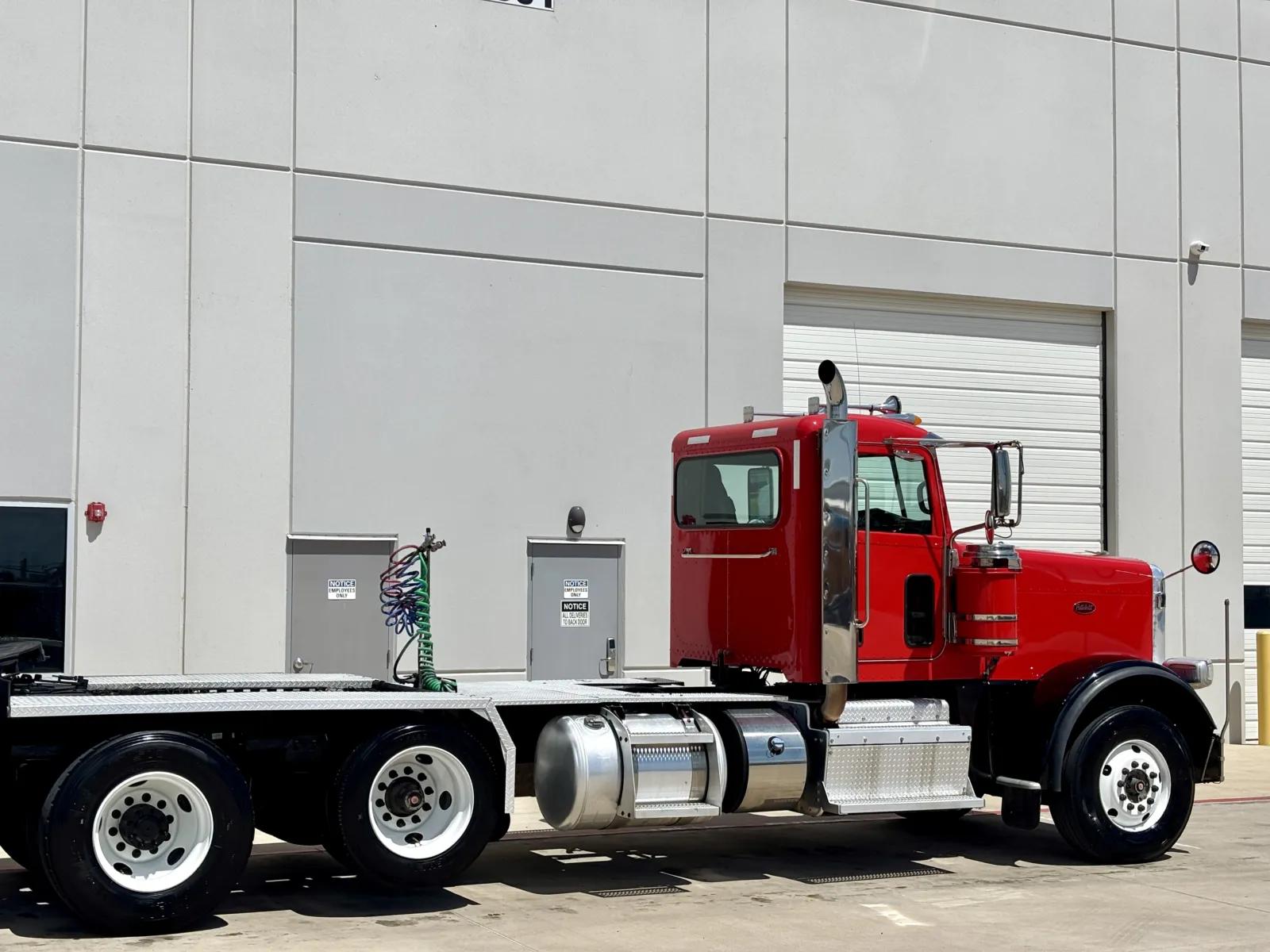 2015 Peterbilt 389 in Hutchins, TX — photo 7