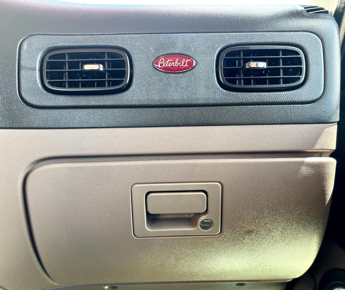 2015 Peterbilt 389 in Hutchins, TX — photo 19