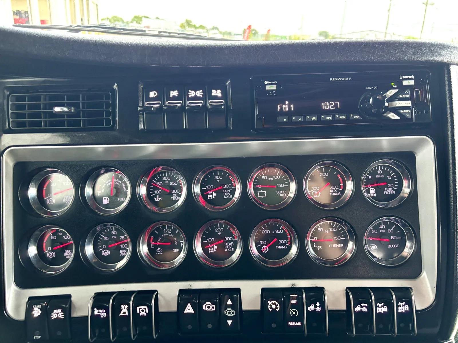 2016 Kenworth T800 in Hutchins, TX — photo 18