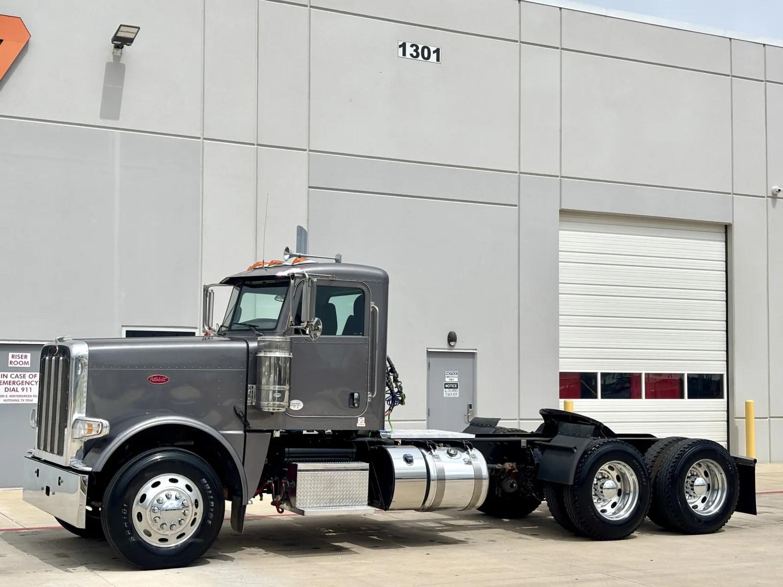 2022 Peterbilt 389 in Hutchins, TX — photo 2