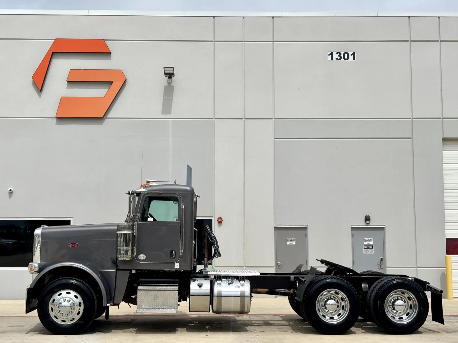 2022 Peterbilt 389 in Hutchins, TX — photo 4
