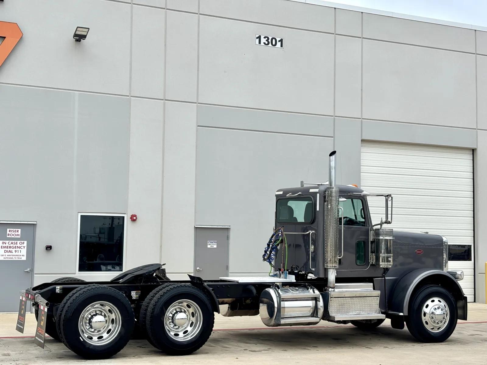 2022 Peterbilt 389 in Hutchins, TX — photo 5