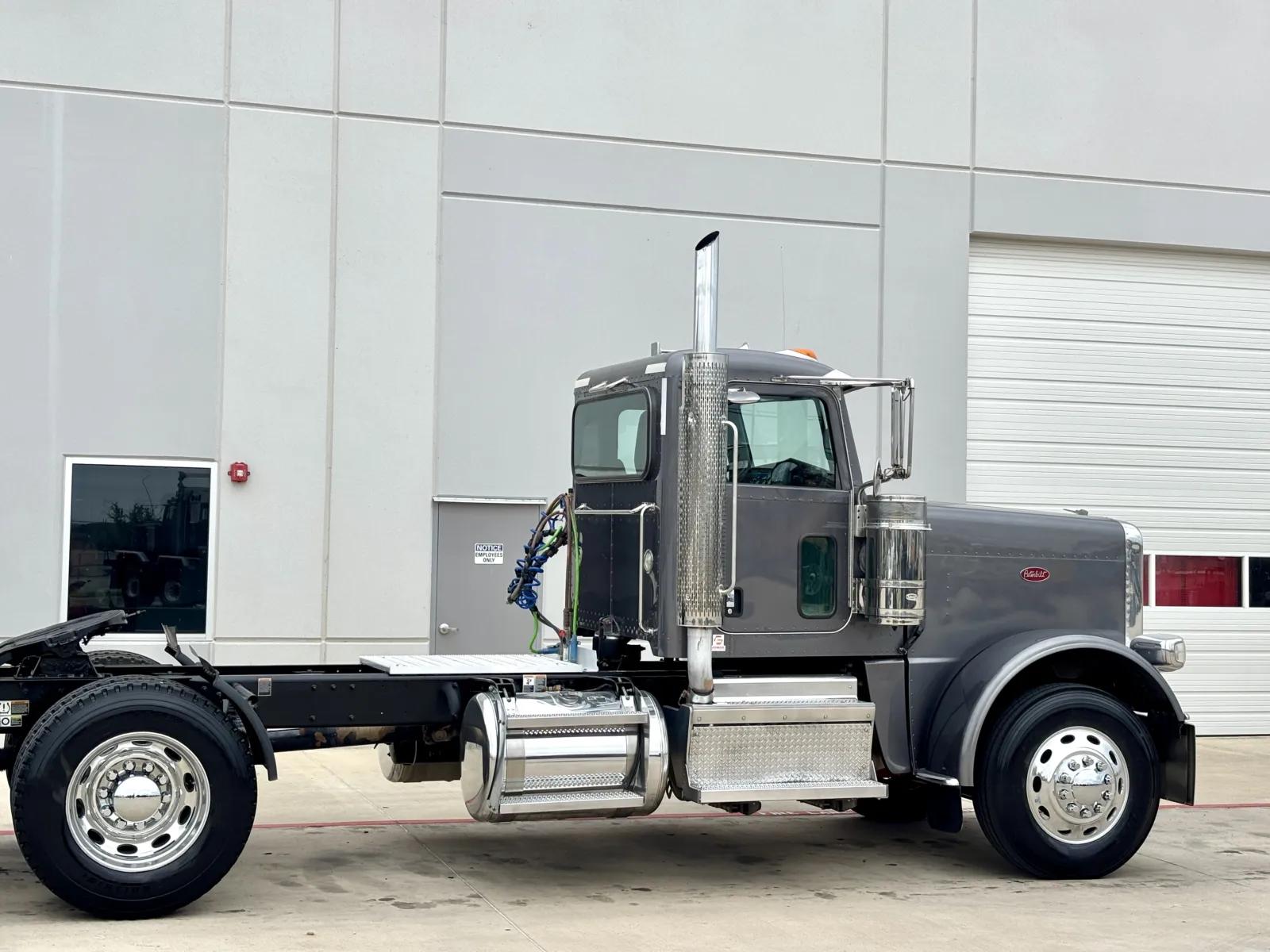 2022 Peterbilt 389 in Hutchins, TX — photo 7