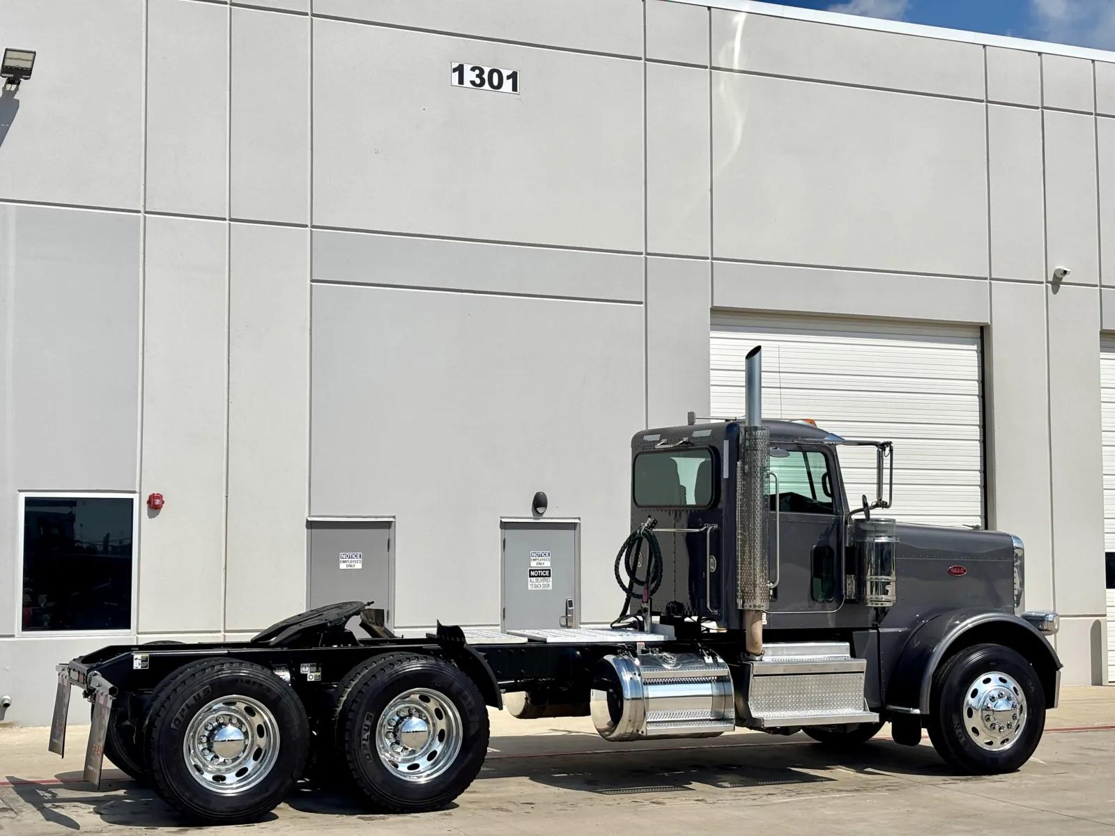 2022 Peterbilt 389 in Hutchins, TX — photo 5