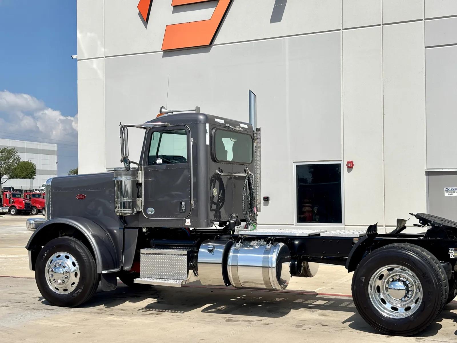 2022 Peterbilt 389 in Hutchins, TX — photo 8