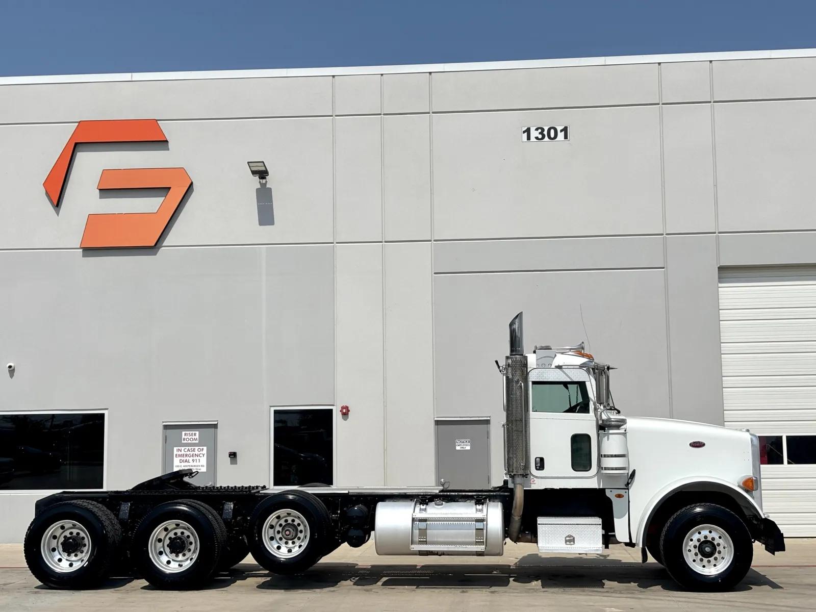 2009 Peterbilt 367 in Hutchins, TX — photo 3