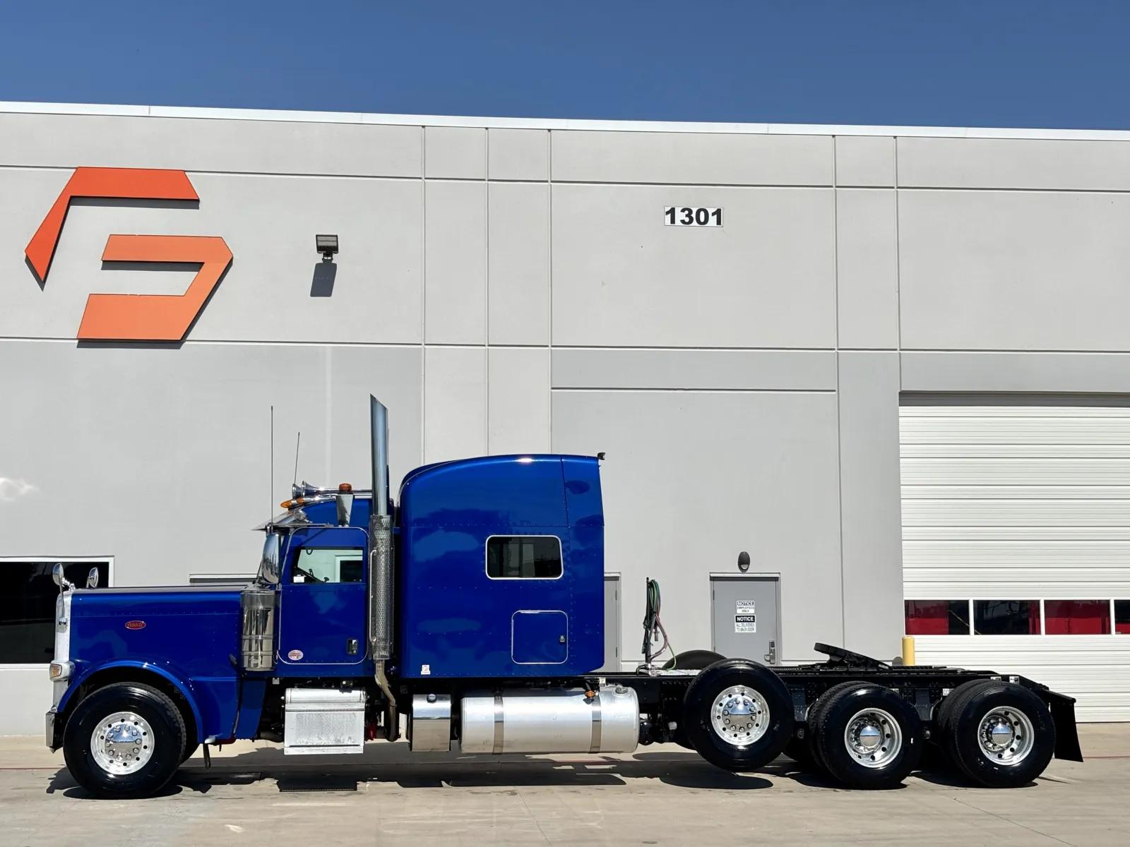 2024 Peterbilt 389 in Hutchins, TX — photo 4