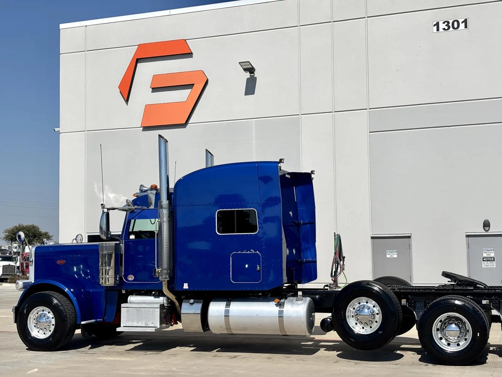 2024 Peterbilt 389 in Hutchins, TX — photo 8