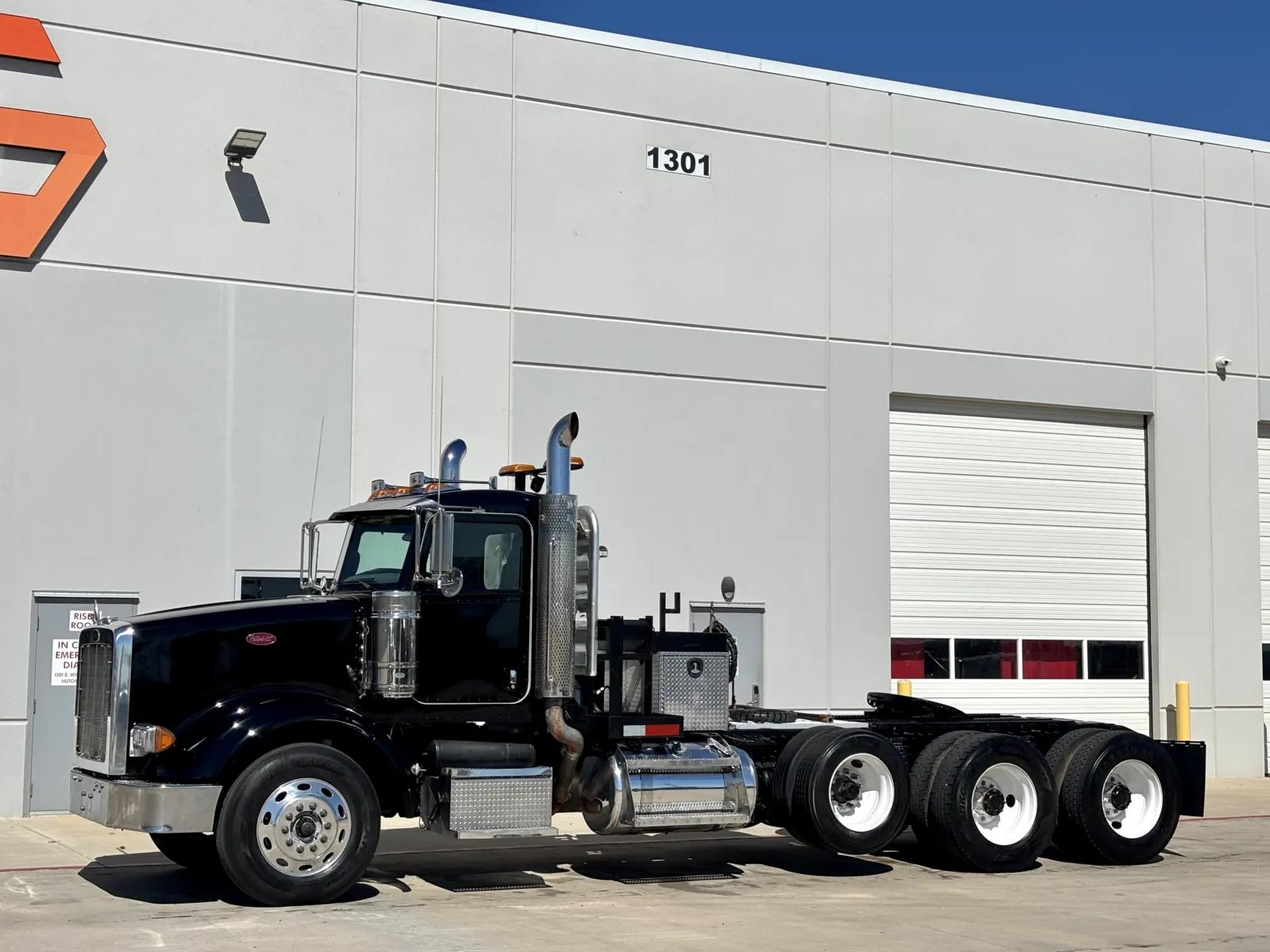 2010 Peterbilt 367 in Hutchins, TX — photo 2