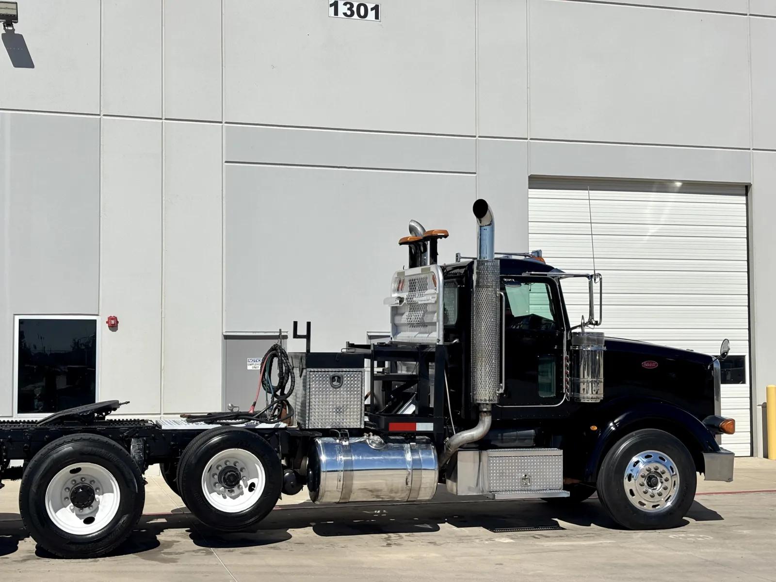 2010 Peterbilt 367 in Hutchins, TX — photo 9