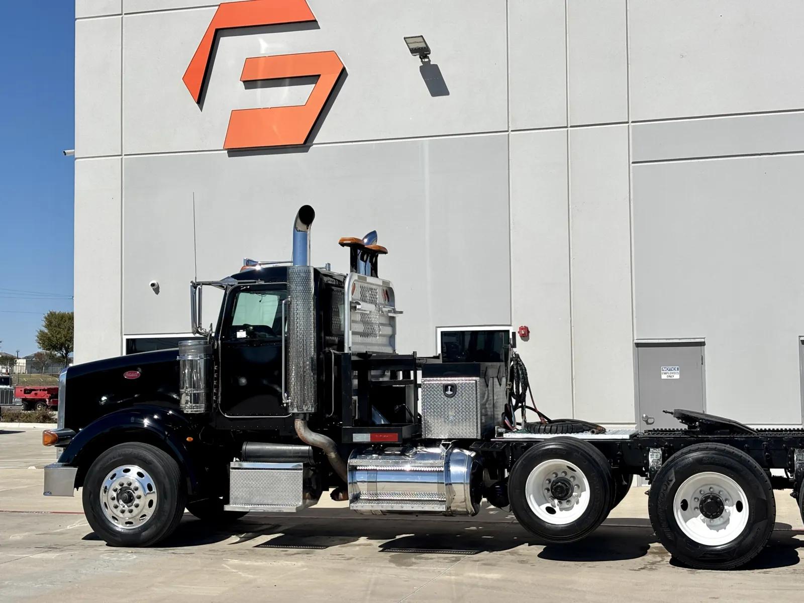 2010 Peterbilt 367 in Hutchins, TX — photo 10