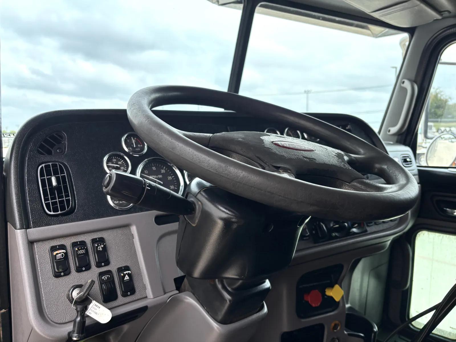 2020 Peterbilt 389 in Hutchins, TX — photo 15