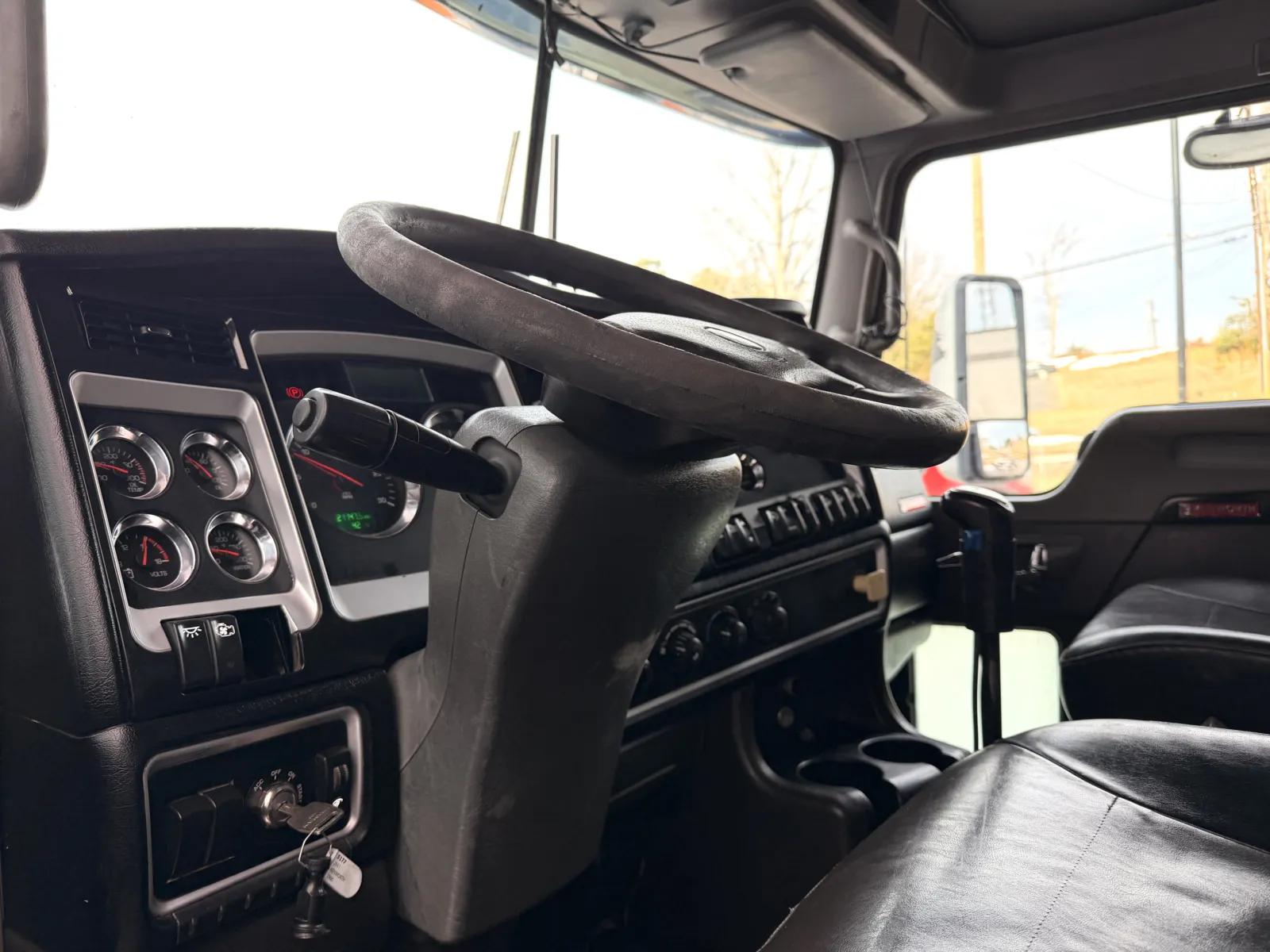 2011 Kenworth T800 in Greer, SC — photo 16