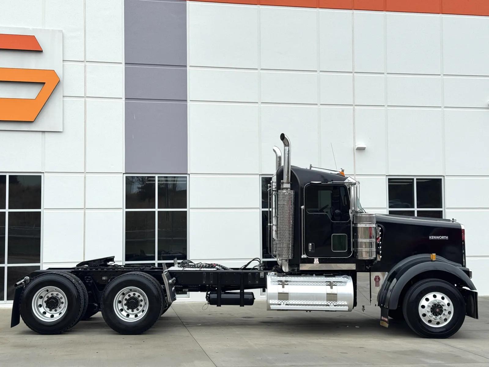 2023 Kenworth W900 in Greer, SC — photo 3