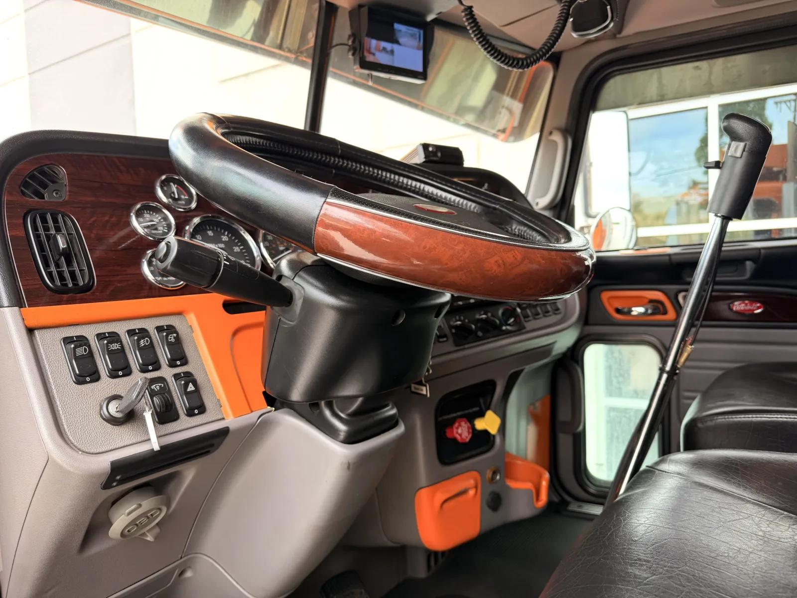 2018 Peterbilt 389 in Greer, SC — photo 16