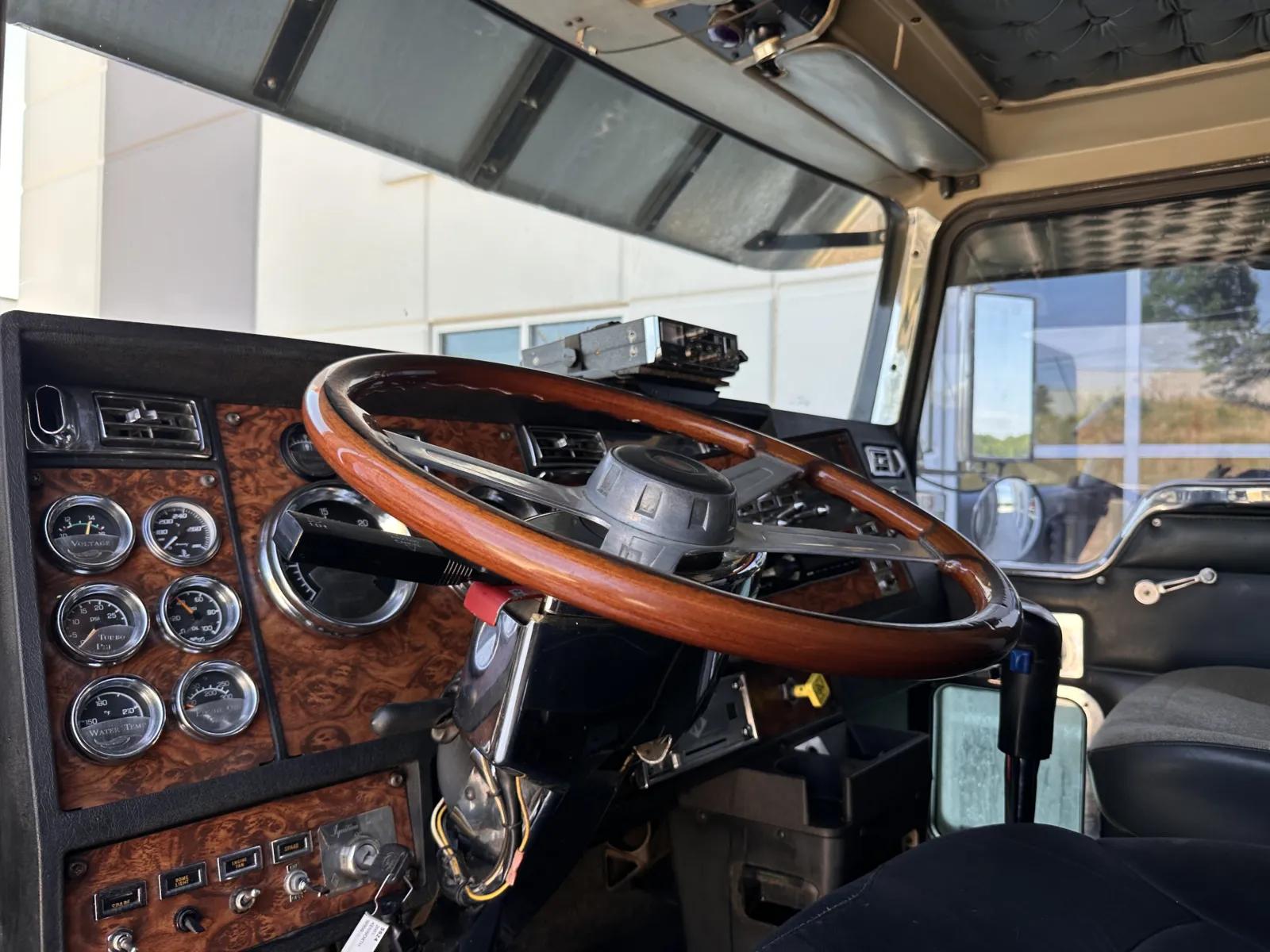 2001 Kenworth W900 in Greer, SC — photo 16