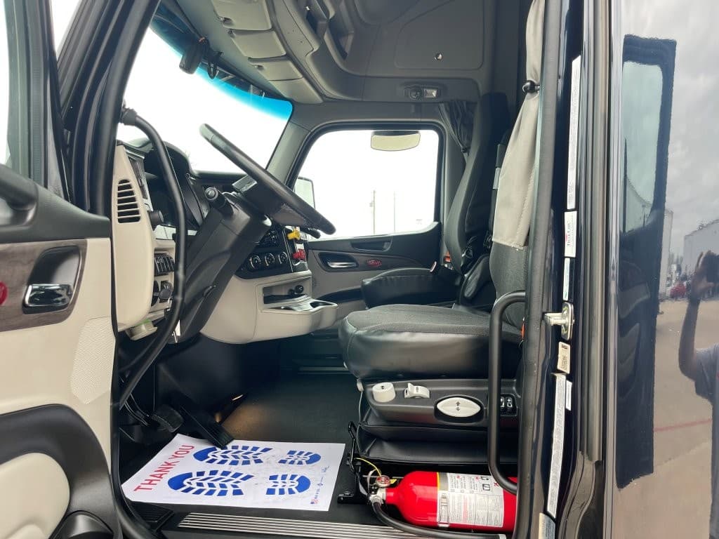 2023 Peterbilt 579 in Springfield, MO — photo 10