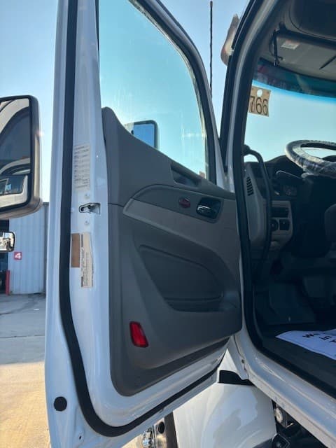 2021 Peterbilt 579 in Dunn, NC — photo 3