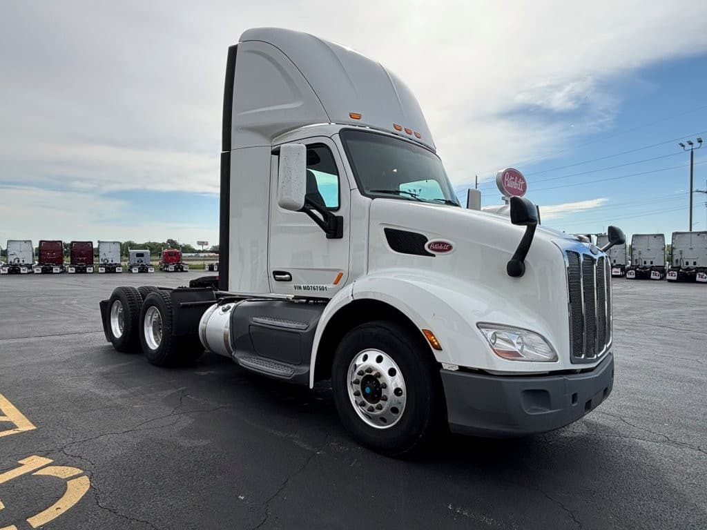 2021 Peterbilt 579 in Springfield, MO — photo 2
