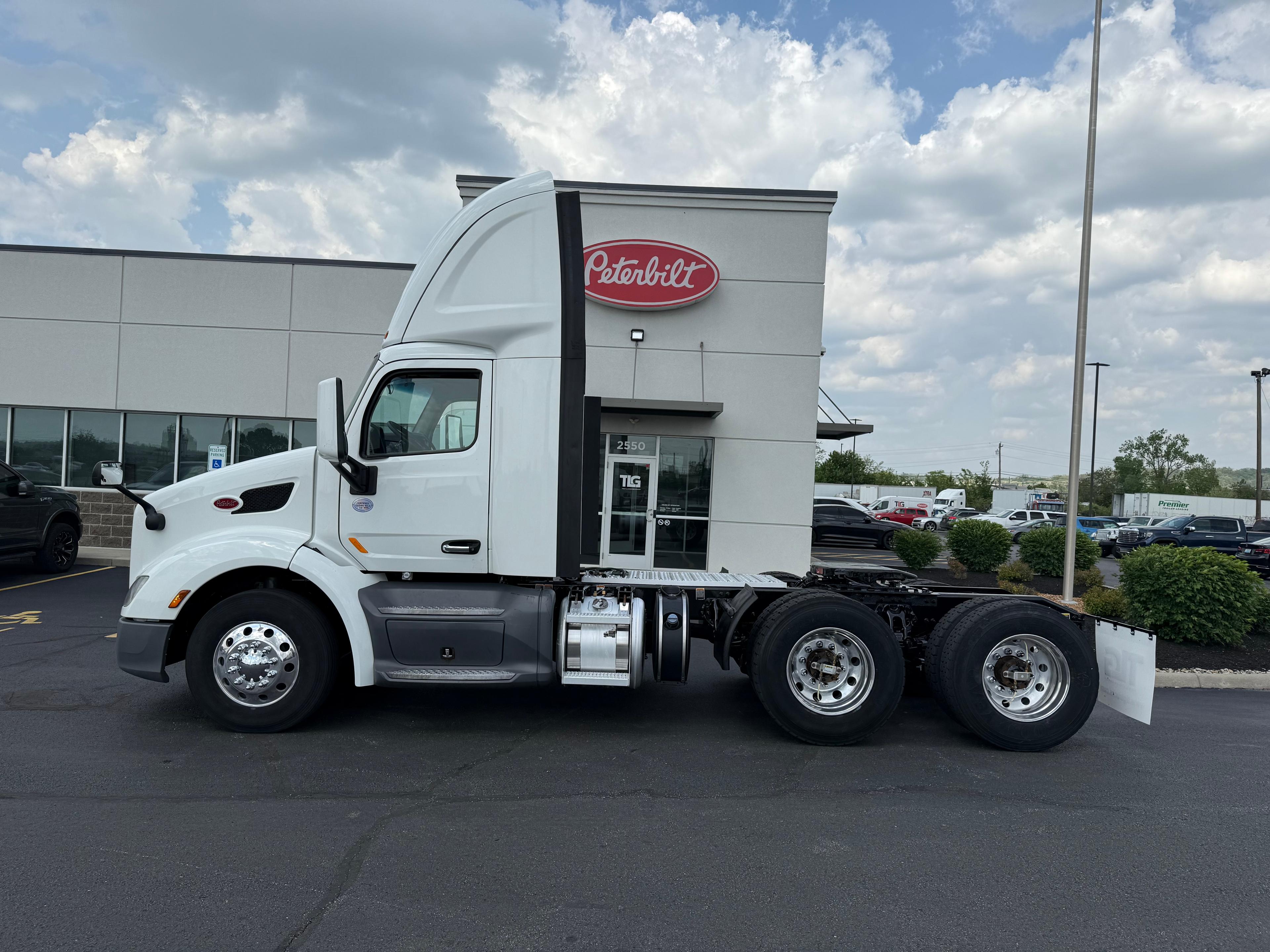 2021 Peterbilt 579 in Cincinnati, OH — photo 2