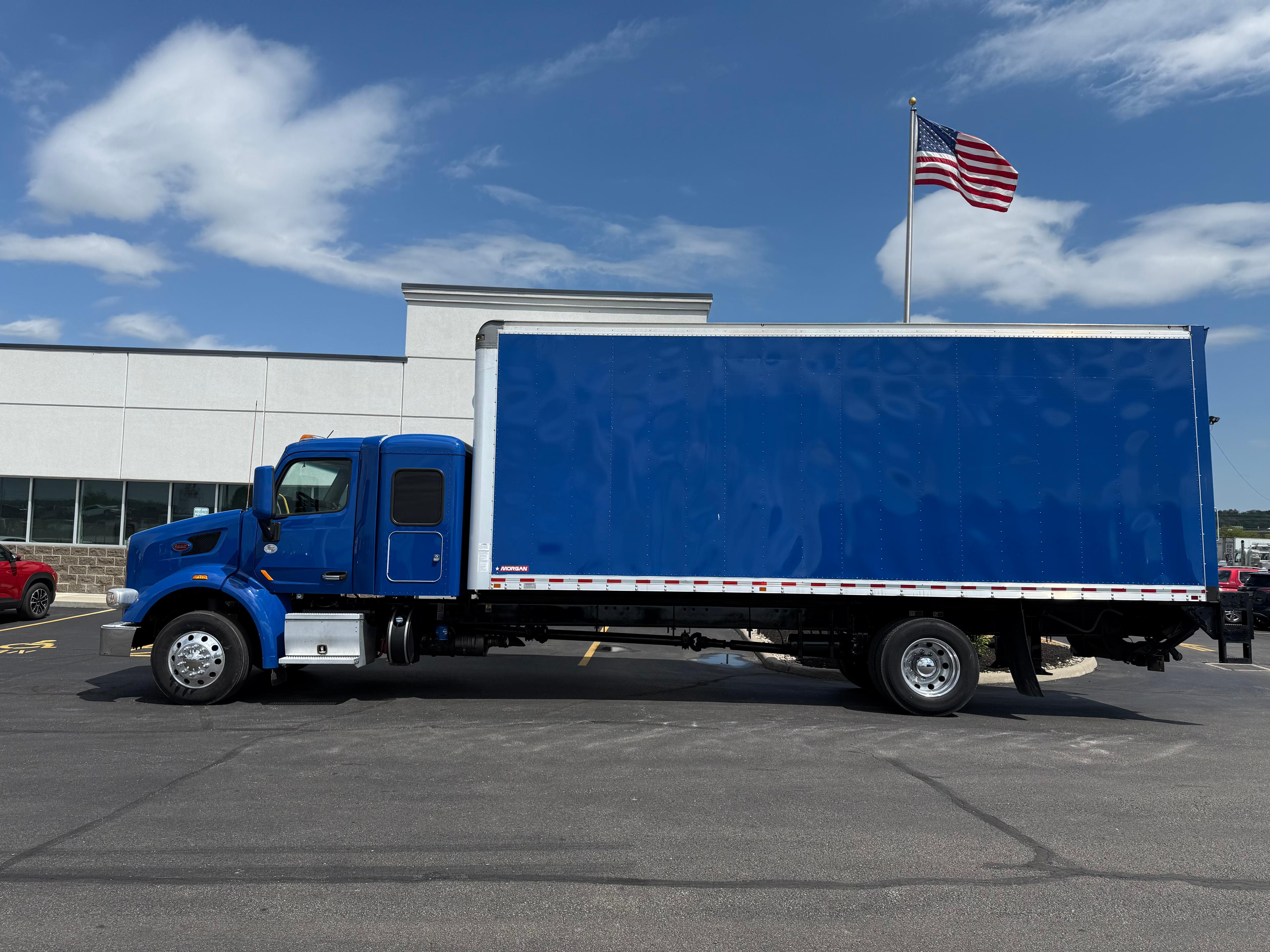 2021 Peterbilt 567 in Cincinnati, OH — photo 2