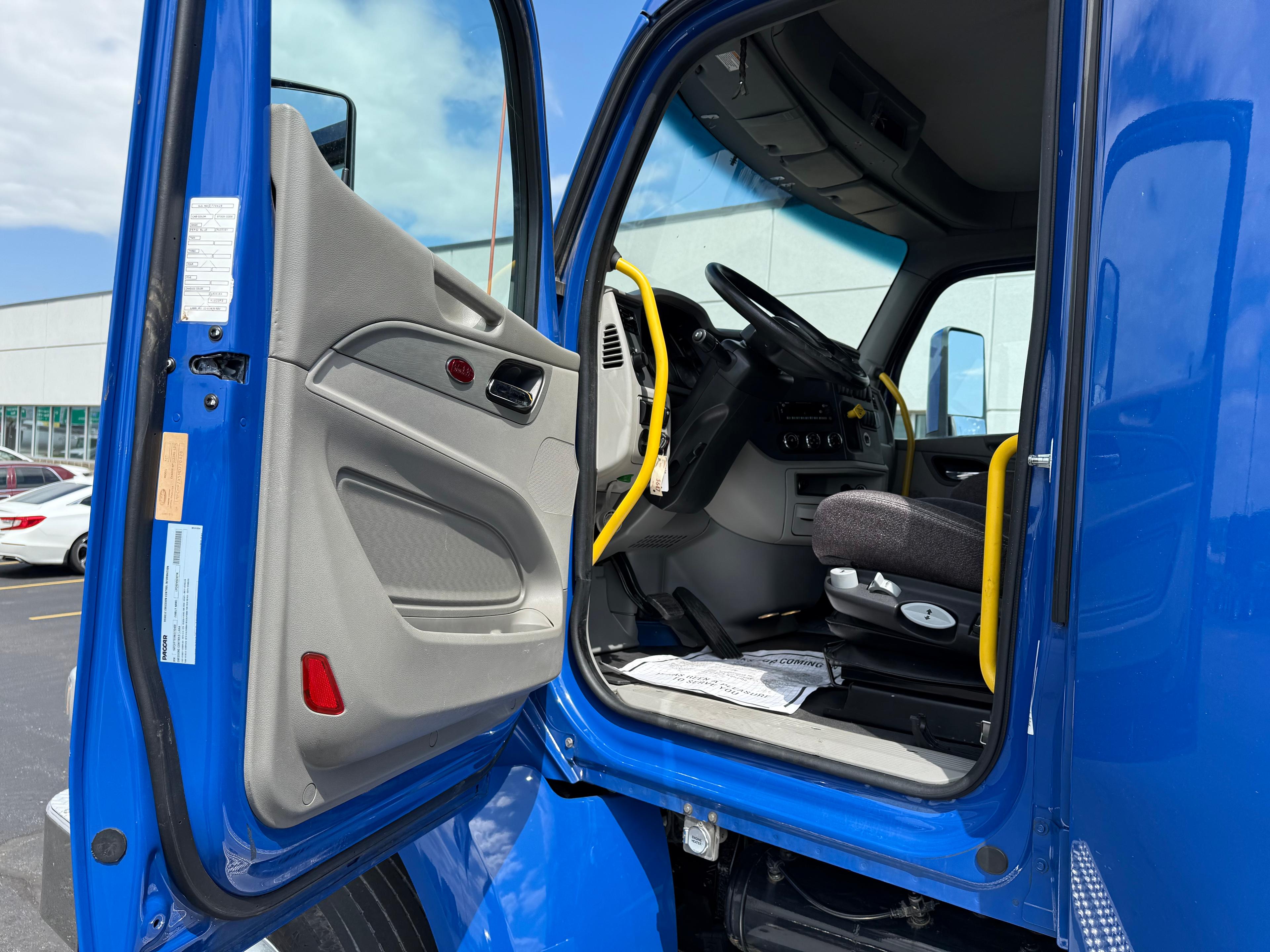 2021 Peterbilt 567 in Cincinnati, OH — photo 14