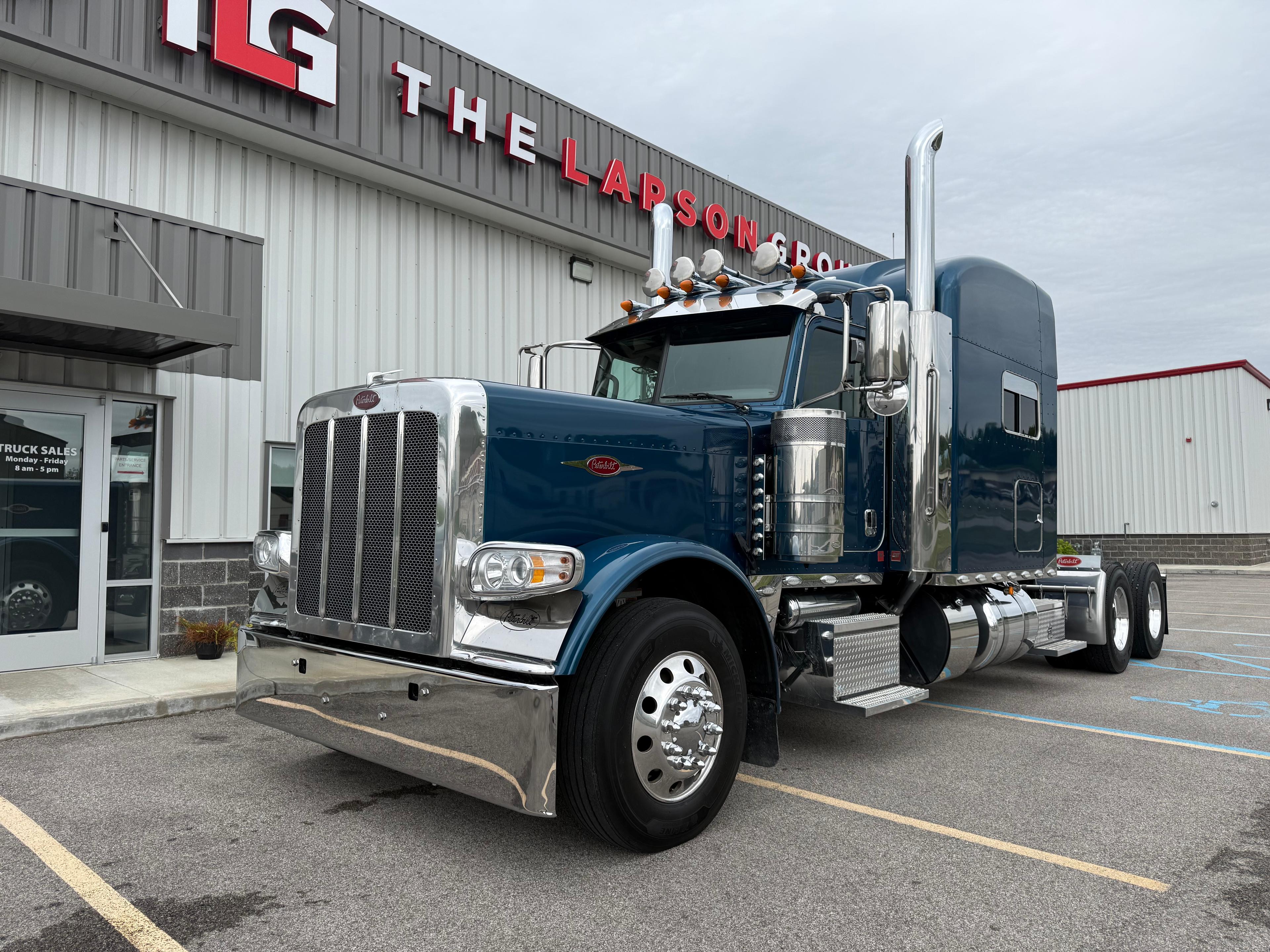 2023 Peterbilt 389