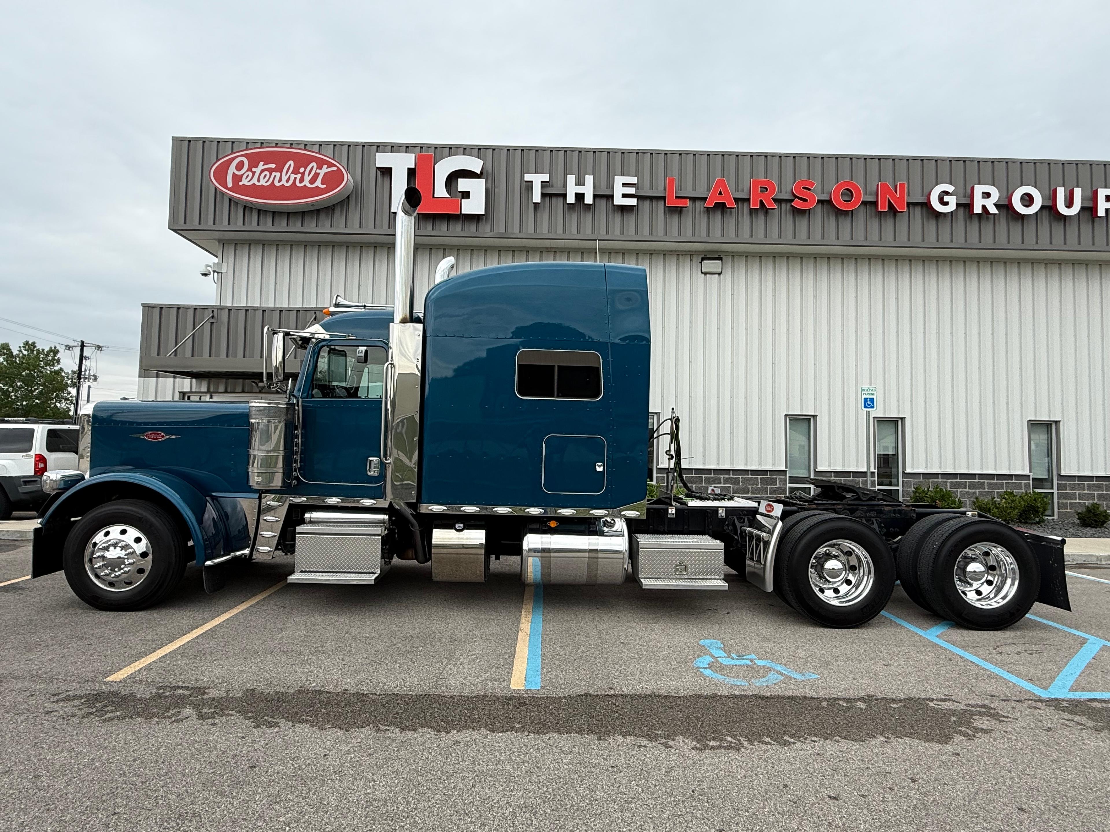 2023 Peterbilt 389 in Evansville, IN — photo 2
